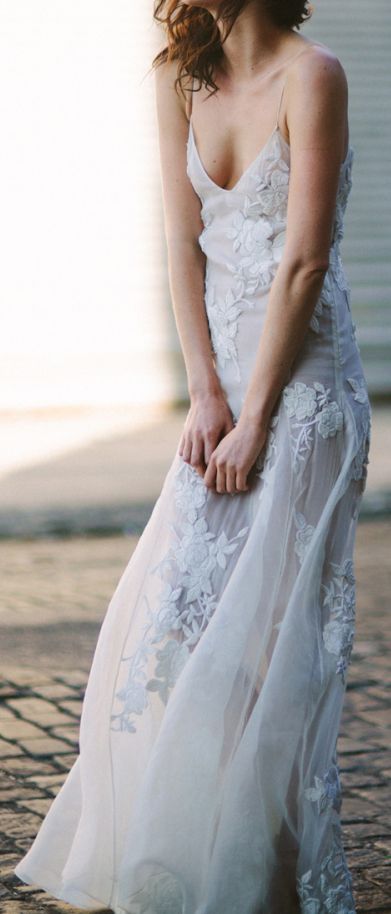 Chic and Effortless: Elegant Bridal Dresses in Straight Lines!にて紹介している画像
