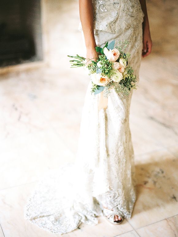 Chic and Effortless: Elegant Bridal Dresses in Straight Lines!にて紹介している画像