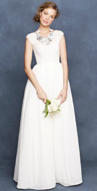 Chic and Effortless: Elegant Bridal Dresses in Straight Lines!にて紹介している画像