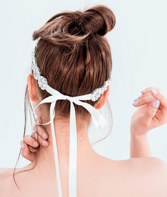 "Sweet Vibes! Three Modern Classic Bridal Hairstyles Perfect for Girly Girls*"にて紹介している画像