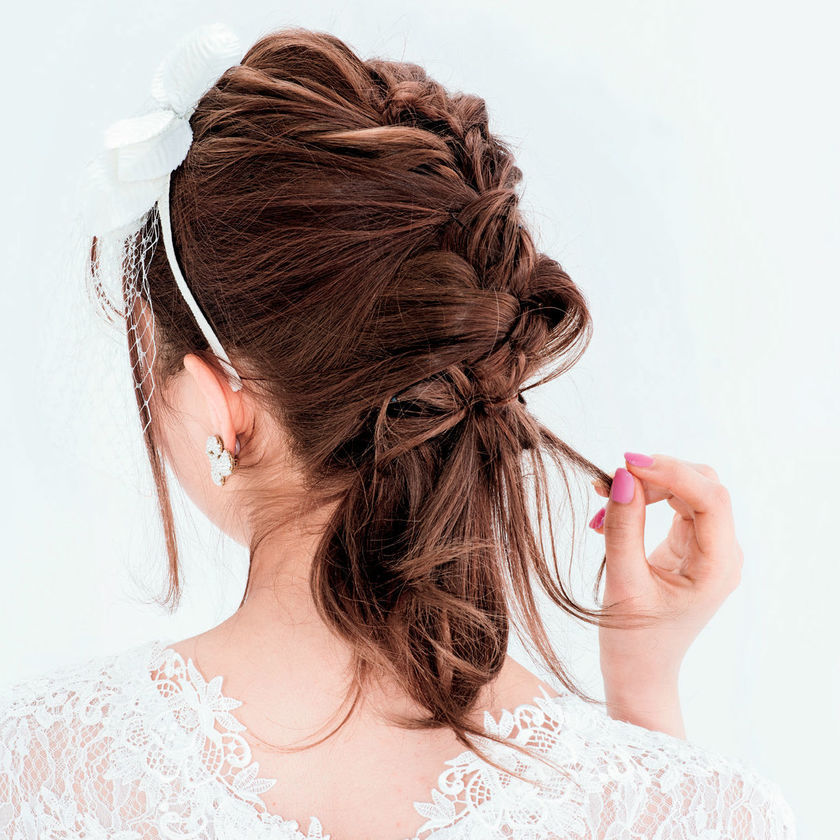 "Sweet Vibes! Three Modern Classic Bridal Hairstyles Perfect for Girly Girls*"にて紹介している画像