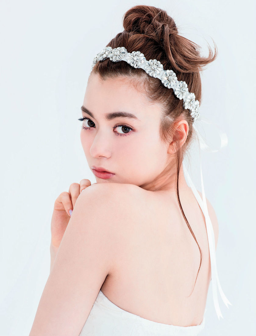 "Sweet Vibes! Three Modern Classic Bridal Hairstyles Perfect for Girly Girls*"にて紹介している画像