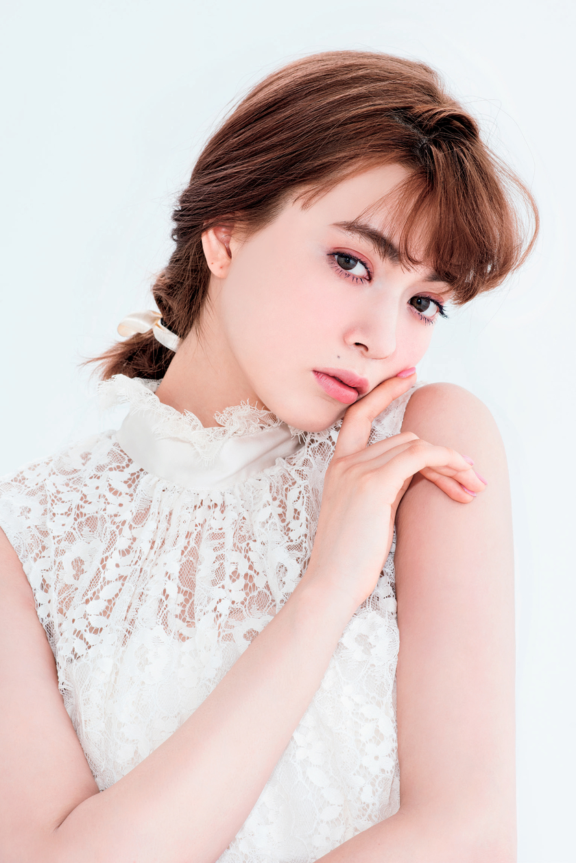 "Sweet Vibes! Three Modern Classic Bridal Hairstyles Perfect for Girly Girls*"にて紹介している画像