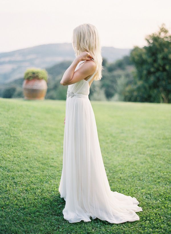 Chic and Effortless: Elegant Bridal Dresses in Straight Lines!にて紹介している画像