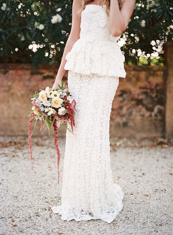 Chic and Effortless: Elegant Bridal Dresses in Straight Lines!にて紹介している画像