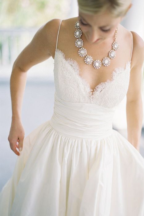 Chic and Effortless: Elegant Bridal Dresses in Straight Lines!にて紹介している画像