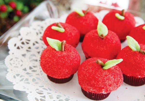 A Disney-Themed Party: Elegant Snow White Sweets Ideas for Adults ♡にて紹介している画像