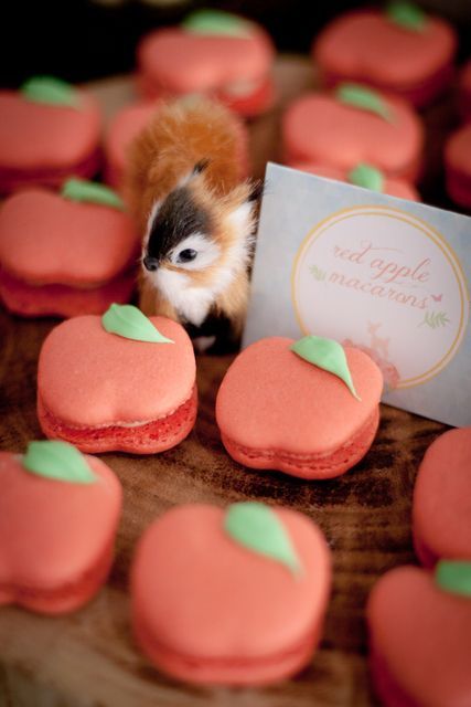 A Disney-Themed Party: Elegant Snow White Sweets Ideas for Adults ♡にて紹介している画像