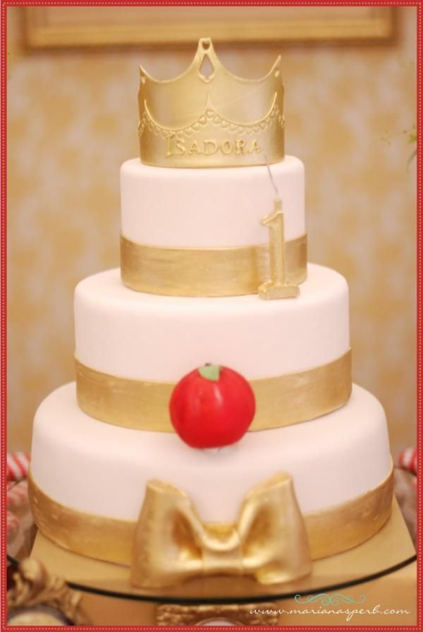 A Disney-Themed Party: Elegant Snow White Sweets Ideas for Adults ♡にて紹介している画像