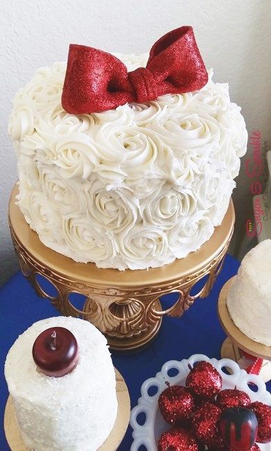 A Disney-Themed Party: Elegant Snow White Sweets Ideas for Adults ♡にて紹介している画像