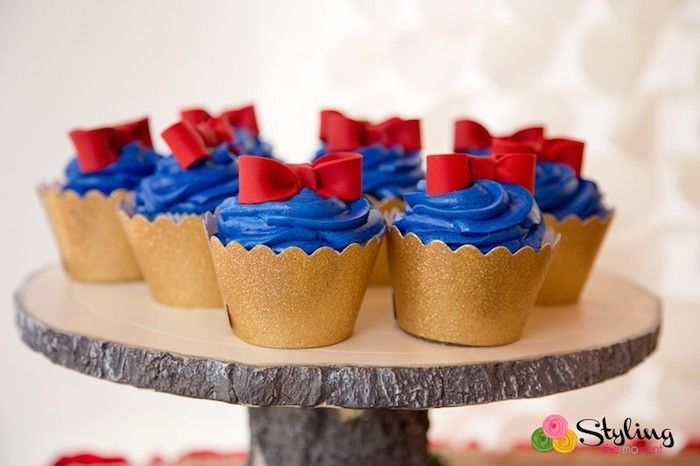 A Disney-Themed Party: Elegant Snow White Sweets Ideas for Adults ♡にて紹介している画像