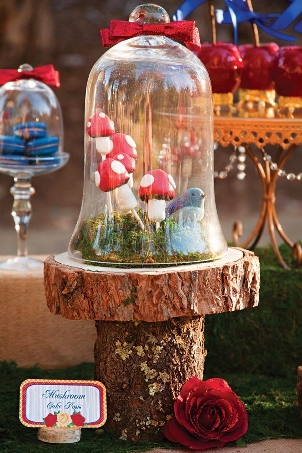 A Disney-Themed Party: Elegant Snow White Sweets Ideas for Adults ♡にて紹介している画像