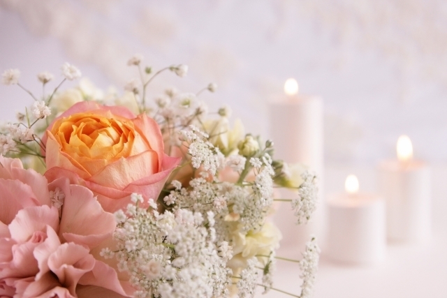 ＼ゲストテーブル装花に一工夫♩／お花をカゴに詰め込んだ、『かご装花』のデザイン７選＊にて紹介している画像