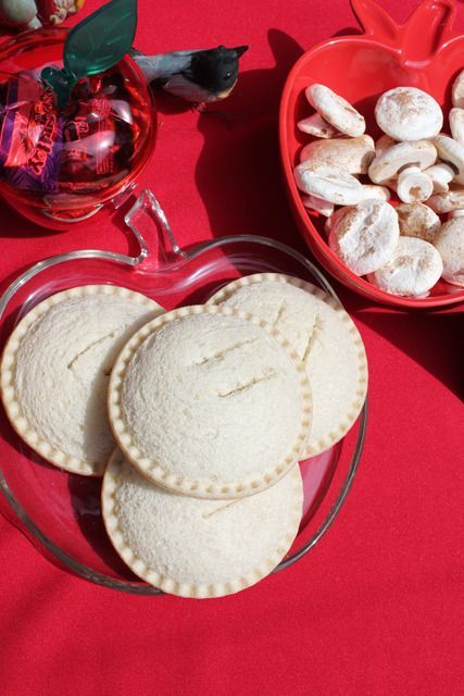 A Disney-Themed Party: Elegant Snow White Sweets Ideas for Adults ♡にて紹介している画像