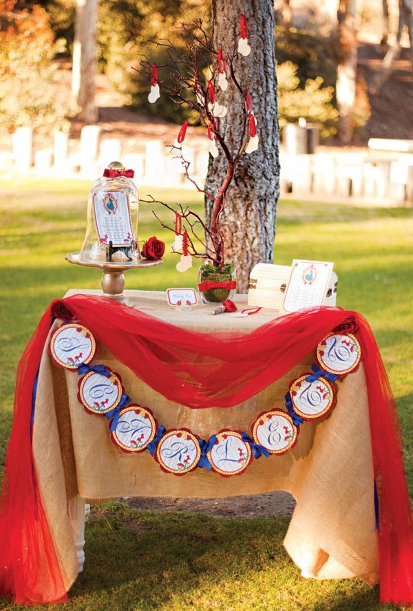 A Disney-Themed Party: Elegant Snow White Sweets Ideas for Adults ♡にて紹介している画像