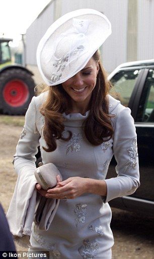 Too Cute! I Want to Be a Stylish Guest by Emulating Kate Middleton's Hat Style ♡にて紹介している画像