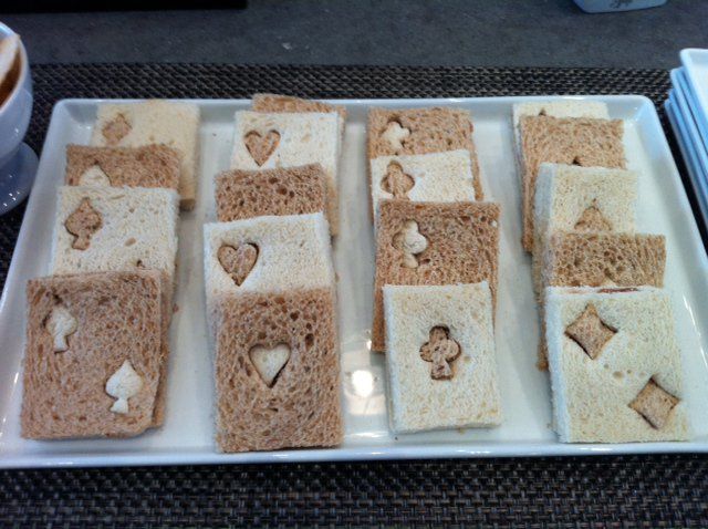 Cheers to an Ordinary Day! How About a Tea Party Themed Around Alice in Wonderland?にて紹介している画像