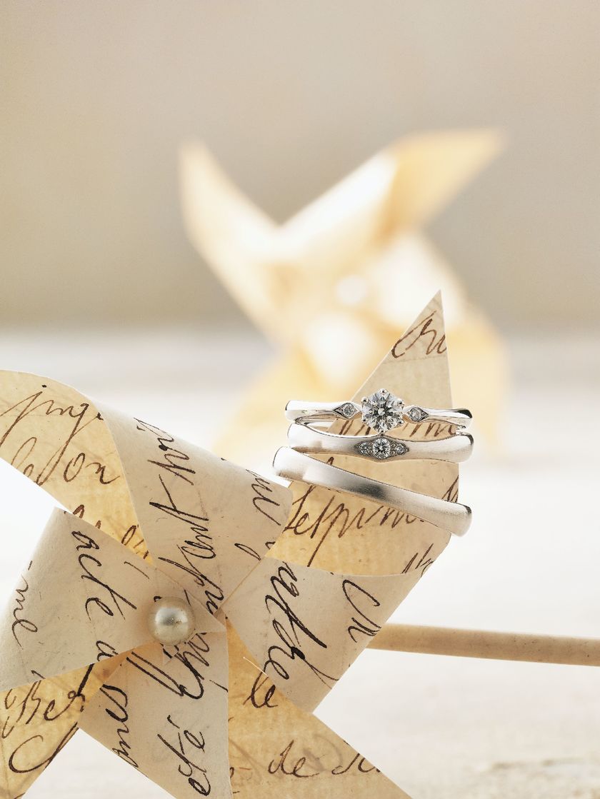 "Something for Four: Stunning Portada Rings That Come with 6 Pence Coins Available for Purchase and as Gifts!"にて紹介している画像