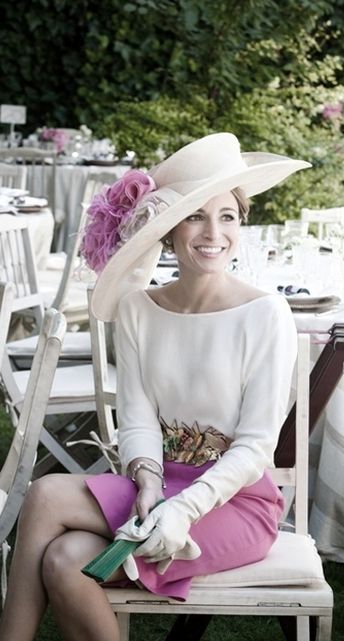 おしゃれな帽子は、実は正装！つば広帽をかぶって華やかお呼ばれコーデ♡にて紹介している画像