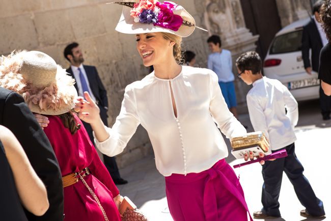 おしゃれな帽子は、実は正装！つば広帽をかぶって華やかお呼ばれコーデ♡にて紹介している画像