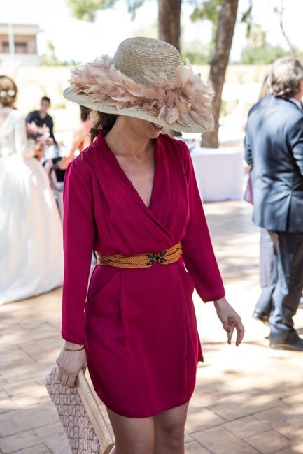 おしゃれな帽子は、実は正装！つば広帽をかぶって華やかお呼ばれコーデ♡にて紹介している画像