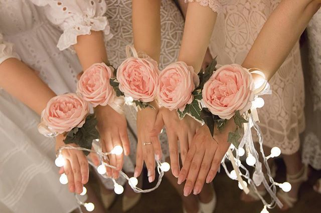 『並んでピース』ばかりじゃつまらない!大好きなゲストたちと撮りたい、結婚式当日のフォトアイデア集♡のトップ画像