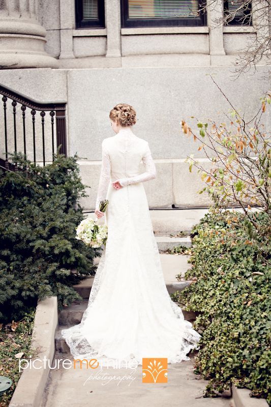 ハイネックのウェディングドレスで極上のエレガンスをまとって♡にて紹介している画像