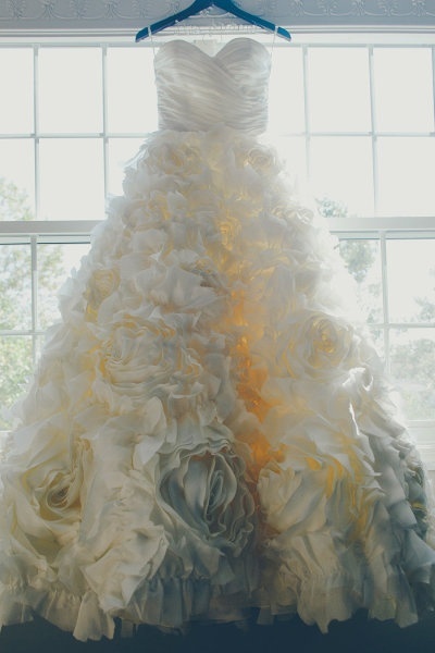 Monique Lhuillier's Exquisite Dresses: A Favorite Among International Celebrities with Attention to Detail!にて紹介している画像