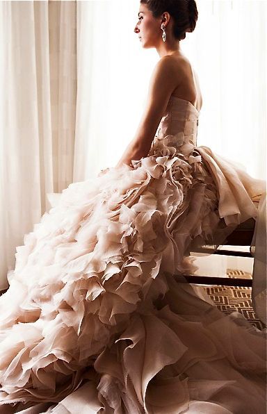 Monique Lhuillier's Exquisite Dresses: A Favorite Among International Celebrities with Attention to Detail!にて紹介している画像