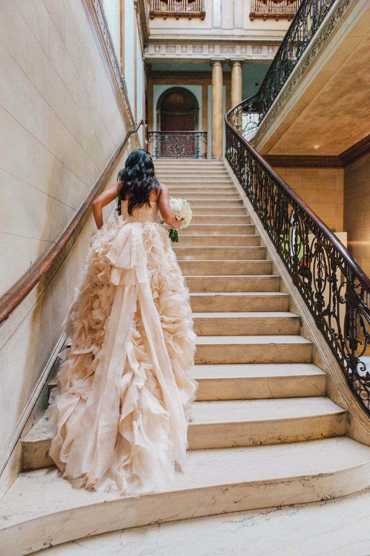 Monique Lhuillier's Exquisite Dresses: A Favorite Among International Celebrities with Attention to Detail!にて紹介している画像