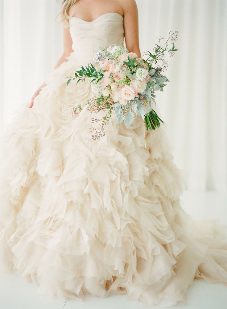 Monique Lhuillier's Exquisite Dresses: A Favorite Among International Celebrities with Attention to Detail!にて紹介している画像