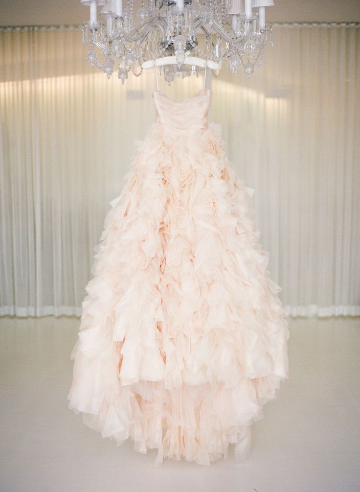 Monique Lhuillier's Exquisite Dresses: A Favorite Among International Celebrities with Attention to Detail!にて紹介している画像