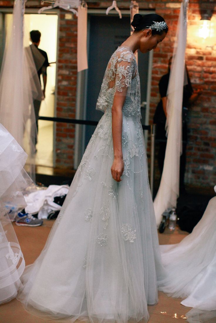 Monique Lhuillier's 2015 Collection: Check Out the Latest Dresses from This Popular Brand!にて紹介している画像