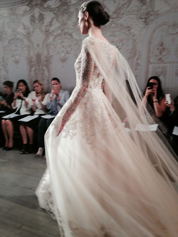Monique Lhuillier's 2015 Collection: Check Out the Latest Dresses from This Popular Brand!にて紹介している画像