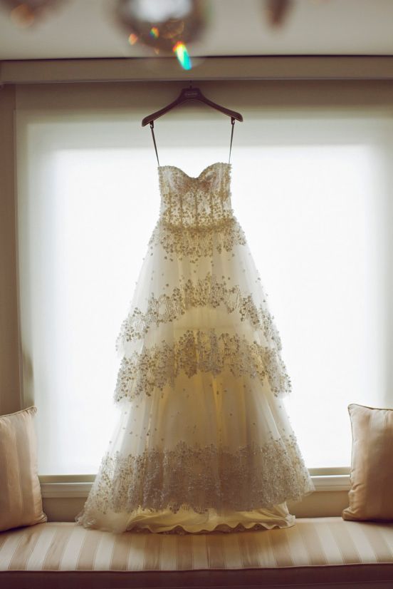 Monique Lhuillier's Exquisite Dresses: A Favorite Among International Celebrities with Attention to Detail!にて紹介している画像