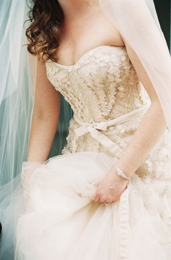 Monique Lhuillier's Exquisite Dresses: A Favorite Among International Celebrities with Attention to Detail!にて紹介している画像