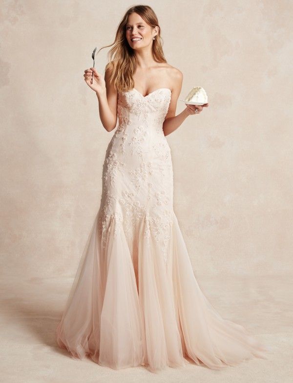 Monique Lhuillier's Exquisite Dresses: A Favorite Among International Celebrities with Attention to Detail!にて紹介している画像