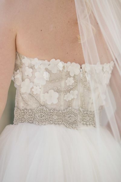 Monique Lhuillier's Exquisite Dresses: A Favorite Among International Celebrities with Attention to Detail!にて紹介している画像