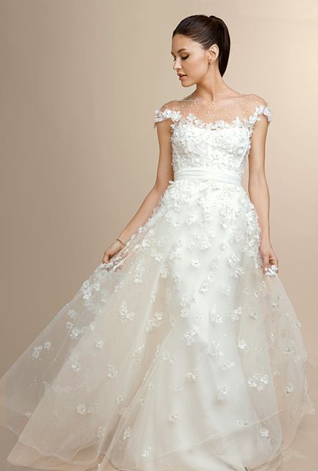 Monique Lhuillier's Exquisite Dresses: A Favorite Among International Celebrities with Attention to Detail!にて紹介している画像