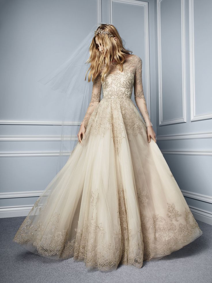 Monique Lhuillier's 2015 Collection: Check Out the Latest Dresses from This Popular Brand!にて紹介している画像