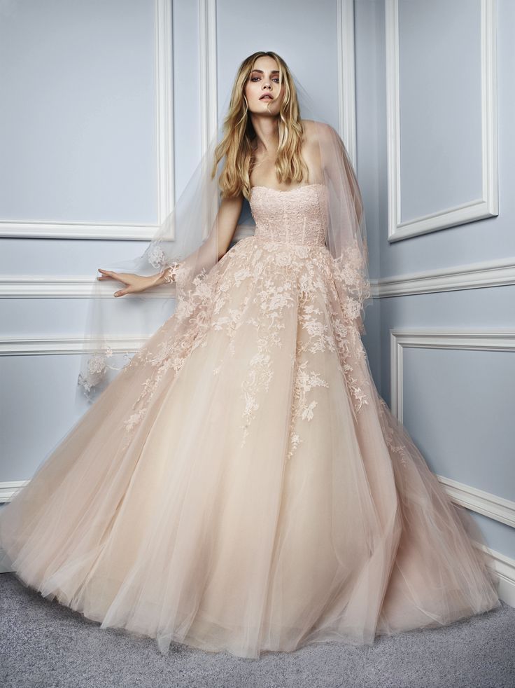 Monique Lhuillier's 2015 Collection: Check Out the Latest Dresses from This Popular Brand!にて紹介している画像