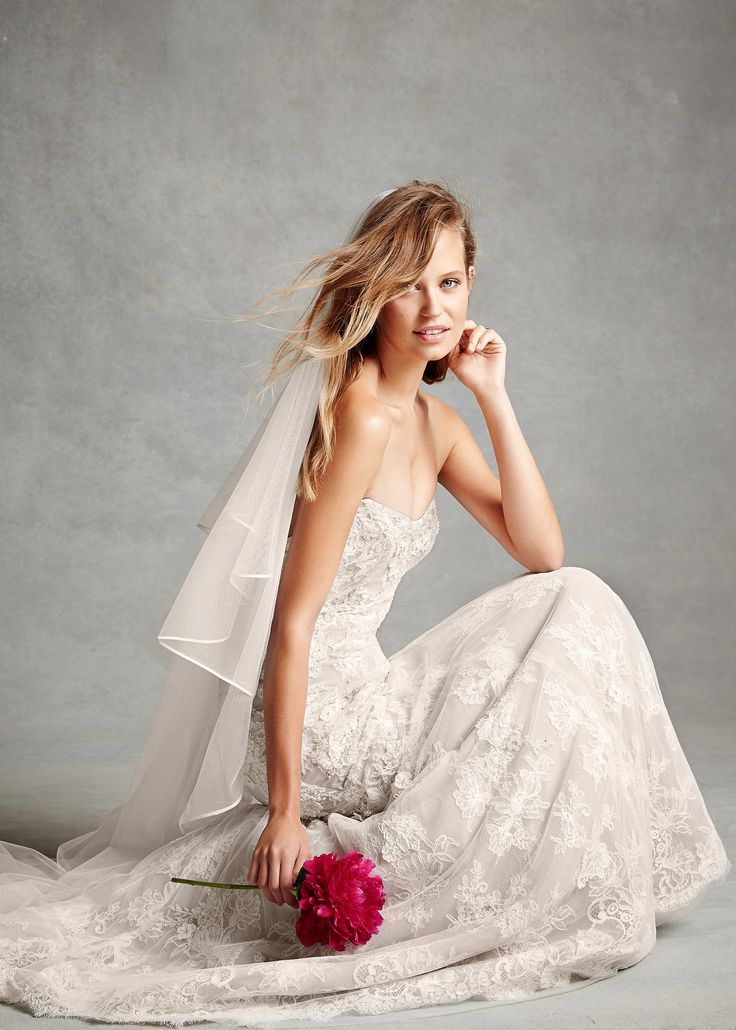 Monique Lhuillier's 2015 Collection: Check Out the Latest Dresses from This Popular Brand!にて紹介している画像