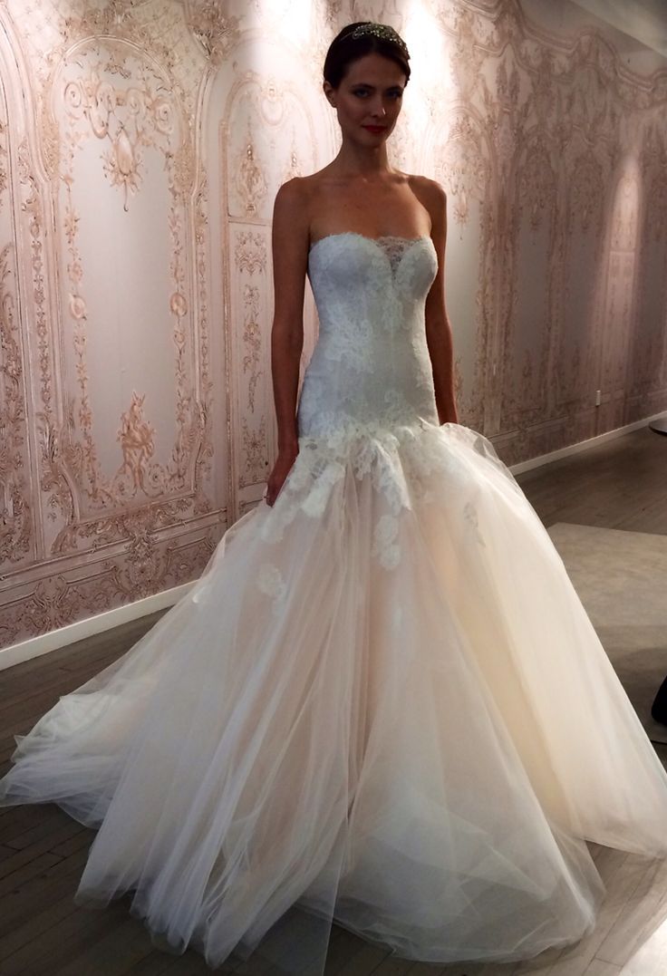 Monique Lhuillier's 2015 Collection: Check Out the Latest Dresses from This Popular Brand!にて紹介している画像