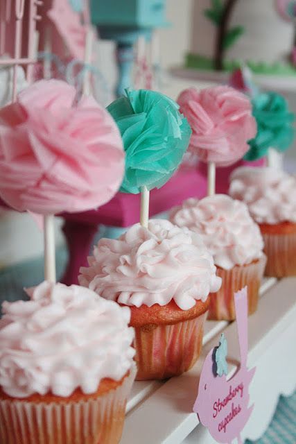 The Hottest Interior Trend: "Paper Pom Poms" - Don't Miss Out! You’ll Regret Not Using Them! ♡にて紹介している画像