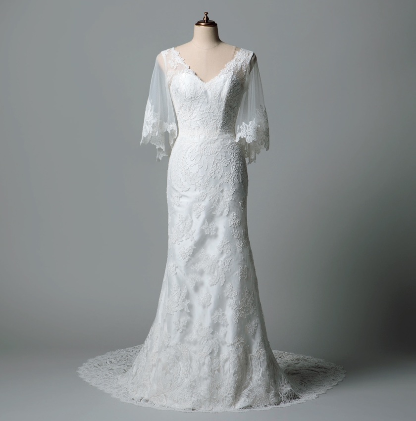 Elegant & Classic: A Special Feature on Lace Long Sleeve Wedding Dresses ♩にて紹介している画像