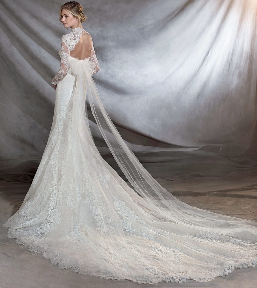 Elegant & Classic: A Special Feature on Lace Long Sleeve Wedding Dresses ♩にて紹介している画像