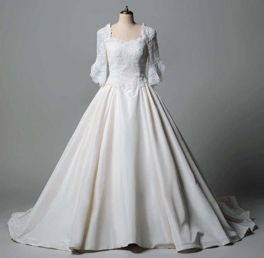 Elegant & Classic: A Special Feature on Lace Long Sleeve Wedding Dresses ♩にて紹介している画像