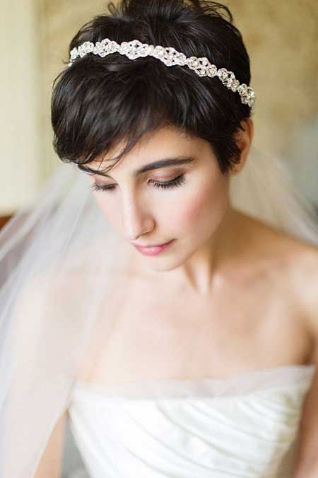 Elevate Your Style: Recommended Wedding Hairstyles with Chic Bangs! ♥にて紹介している画像