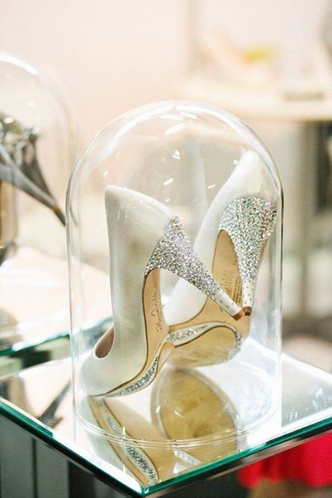 Sold Your Soul to the Devil: Jimmy Choo's Magical Shoes are the Ultimate Weapon for Stylish Womenにて紹介している画像