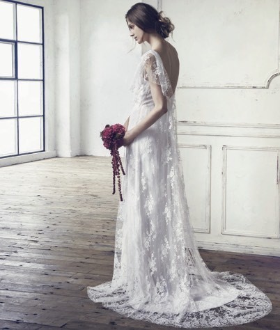 "Fact! What Guests Remember is the 'Back View' ♡ 8 Latest Wedding Dresses to Become a Beautiful Bride from Behind!"にて紹介している画像